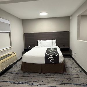 Deluxe Studio 1 Queen Bed Non-Smoking